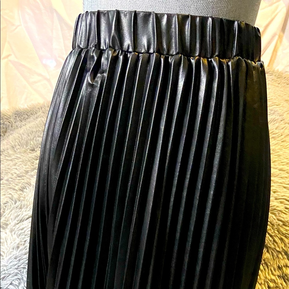 Black pleated skirt